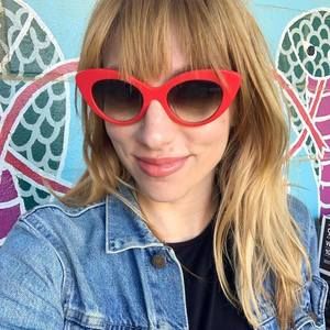 Meet your Posher, Caitlin